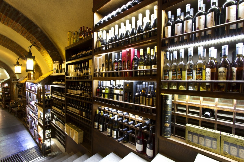 ecommerce-PIERREFEU-min_world_street_travel_shop_canon_georgia_wine_bottles-429767